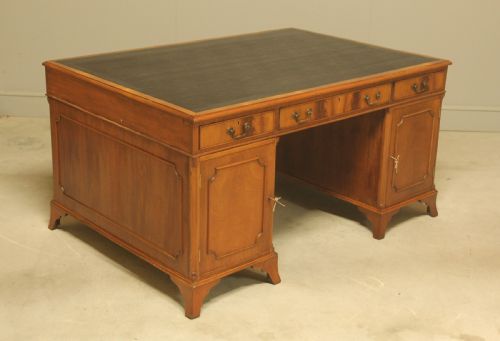 AN EARLY 20TH CENTURY CURL MAHOGANY PARTNERS DESK - ADDITIONAL PHOTO 6