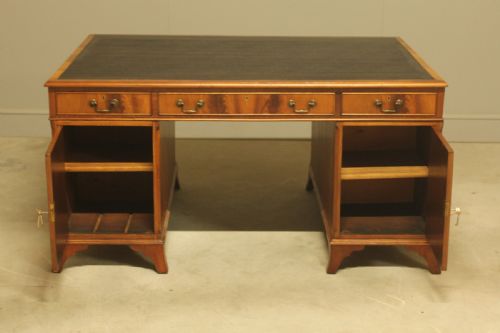 AN EARLY 20TH CENTURY CURL MAHOGANY PARTNERS DESK - ADDITIONAL PHOTO 8