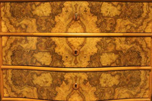 A NEOROCOCO SWEDISH SERPENTINE BURR WALNUT CHEST OF DRAWERS - ADDITIONAL PHOTO 5