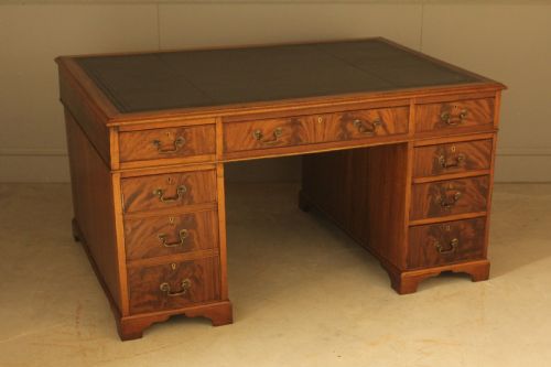 A VICTORIAN CURLMAHOGANY PARTNERS DESK OF EXCELLENT QUALITY - ADDITIONAL PHOTO 5