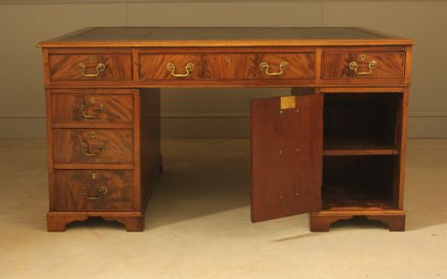A VICTORIAN CURLMAHOGANY PARTNERS DESK OF EXCELLENT QUALITY - ADDITIONAL PHOTO 9