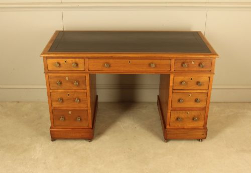 AN ELEGANT EDWARDIAN WALNUT TWINPEDESTAL WRITING DESK - ADDITIONAL PHOTO 1