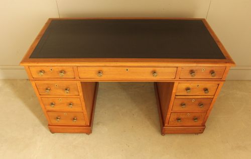AN ELEGANT EDWARDIAN WALNUT TWINPEDESTAL WRITING DESK - ADDITIONAL PHOTO 3