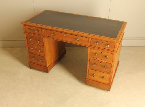 AN ELEGANT EDWARDIAN WALNUT TWINPEDESTAL WRITING DESK - ADDITIONAL PHOTO 4