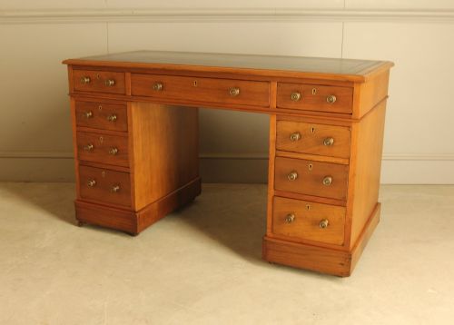 AN ELEGANT EDWARDIAN WALNUT TWINPEDESTAL WRITING DESK - ADDITIONAL PHOTO 5