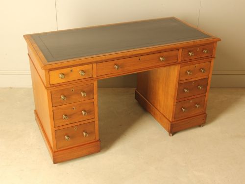 AN ELEGANT EDWARDIAN WALNUT TWINPEDESTAL WRITING DESK - ADDITIONAL PHOTO 7