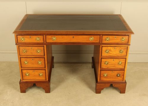 A VICTORIAN MAHOGANY PEDESTAL WRITING DESK - ADDITIONAL PHOTO 2