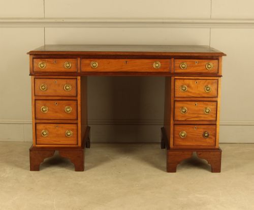 A VICTORIAN MAHOGANY PEDESTAL WRITING DESK - ADDITIONAL PHOTO 3