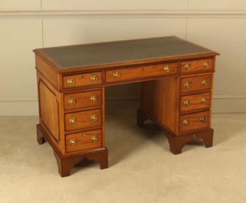 A VICTORIAN MAHOGANY PEDESTAL WRITING DESK - ADDITIONAL PHOTO 4