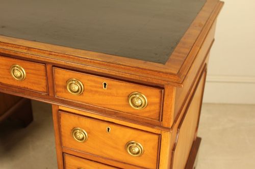 A VICTORIAN MAHOGANY PEDESTAL WRITING DESK - ADDITIONAL PHOTO 8