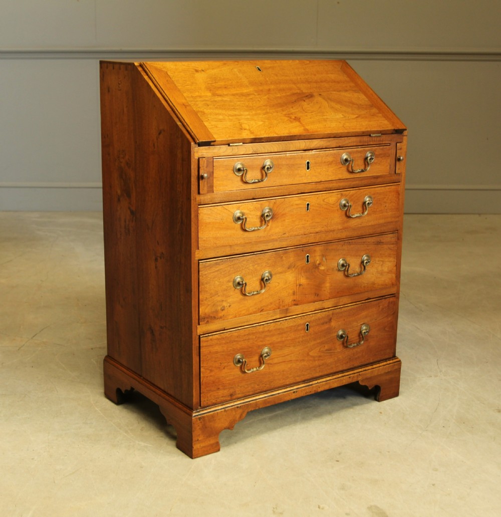 A SMALL 18TH CENTURY CHESTNUT BUREAU. 