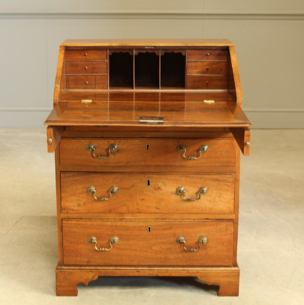 A SMALL 18TH CENTURY CHESTNUT BUREAU.  View III