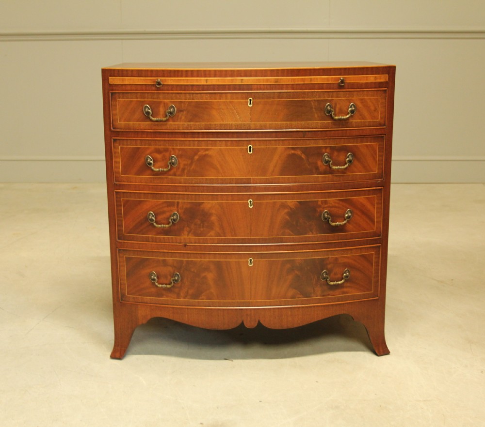 AN EARLY 20TH CENTURY MAHOGANY CHEST OF DRAWERS.