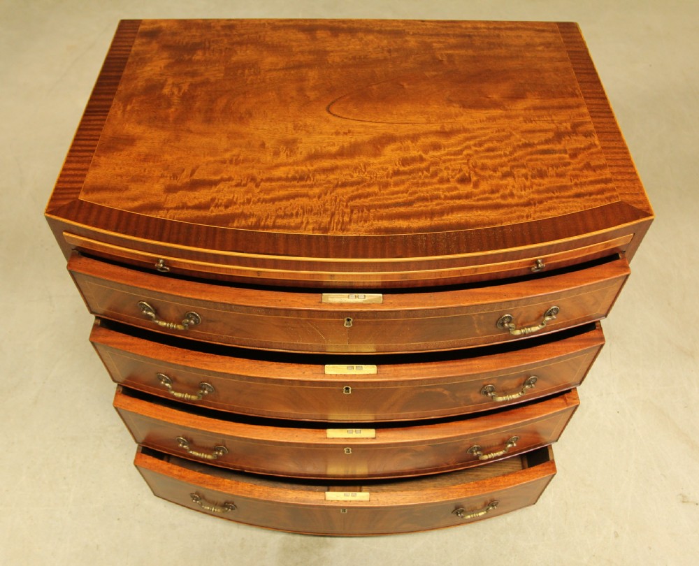 AN EARLY 20TH CENTURY MAHOGANY CHEST OF DRAWERS. View III