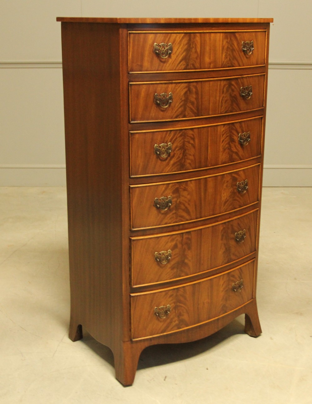 AN EARLY 20TH CENTURY MAHOGANY CHEST OF DRAWERS.