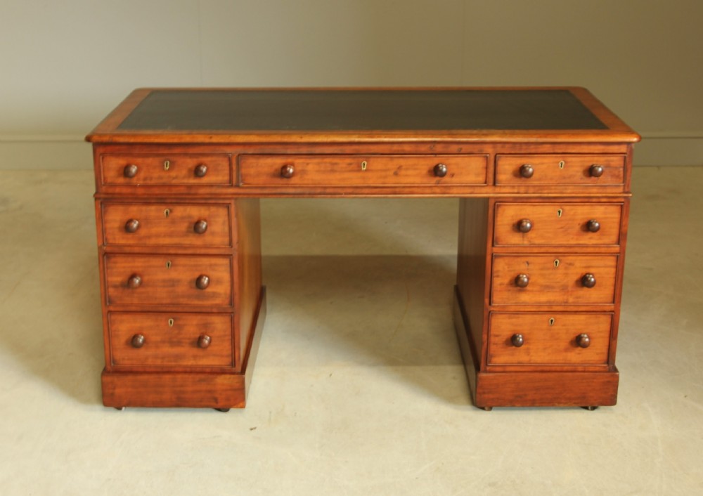A VICTORIAN MAHOGANY TWIN PEDESTAL DESK 