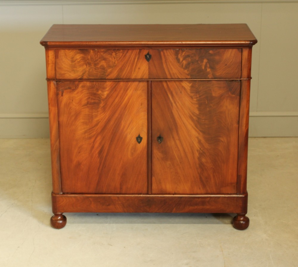 A VICTORIAN MAHOGANY SIDEBOARD.
