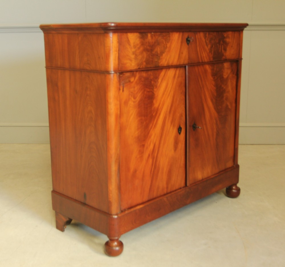 A VICTORIAN MAHOGANY SIDEBOARD. View II