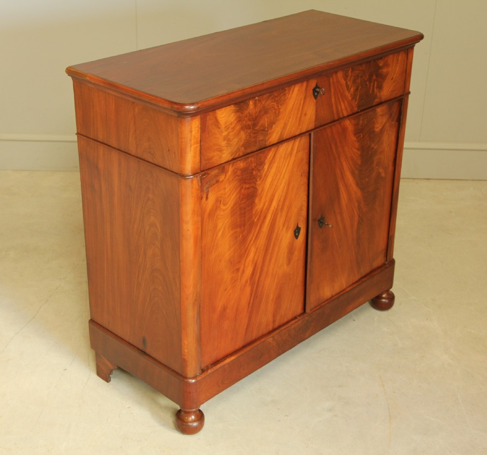 A VICTORIAN MAHOGANY SIDEBOARD. View IV