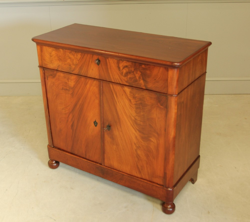 A VICTORIAN MAHOGANY SIDEBOARD. View V