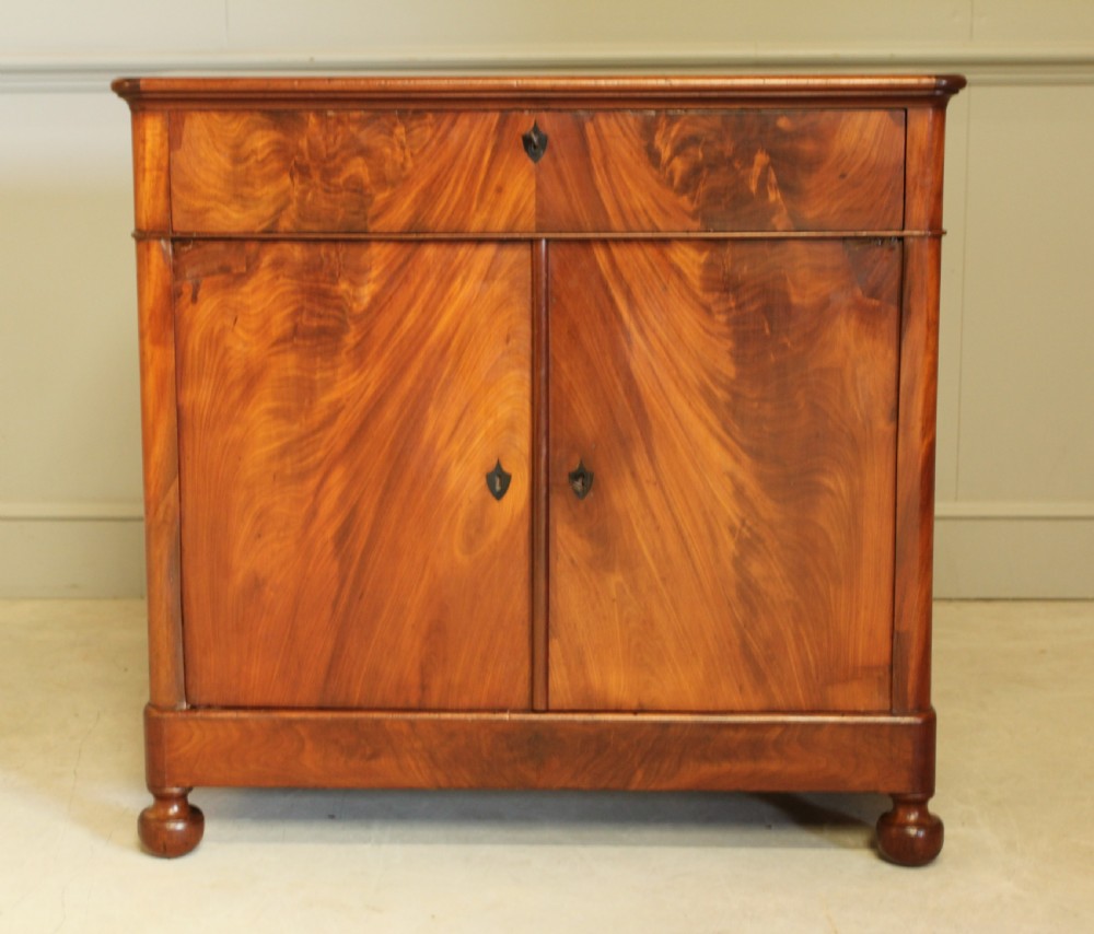 A VICTORIAN MAHOGANY SIDEBOARD. View VI