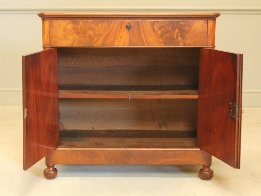 A VICTORIAN MAHOGANY SIDEBOARD. View VII