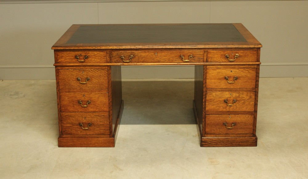 A LARGE EARLY 20TH CENTURY OAK TWIN PEDESTAL DESK 