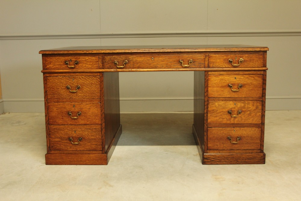 A LARGE EARLY 20TH CENTURY OAK TWIN PEDESTAL DESK  View II