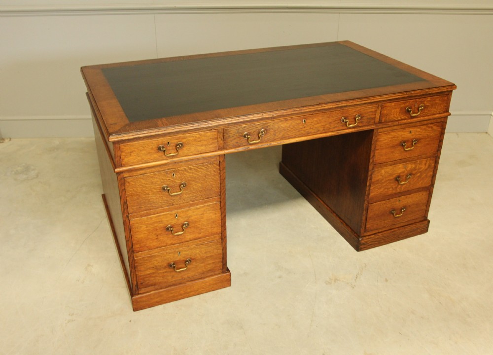 A LARGE EARLY 20TH CENTURY OAK TWIN PEDESTAL DESK  View IV