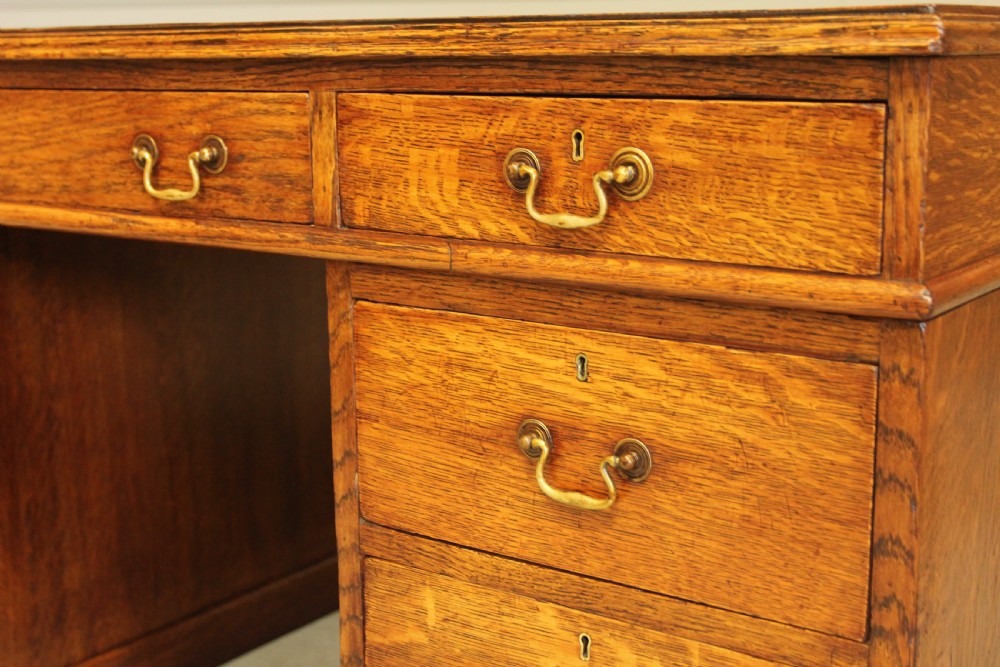 A LARGE EARLY 20TH CENTURY OAK TWIN PEDESTAL DESK  View VII