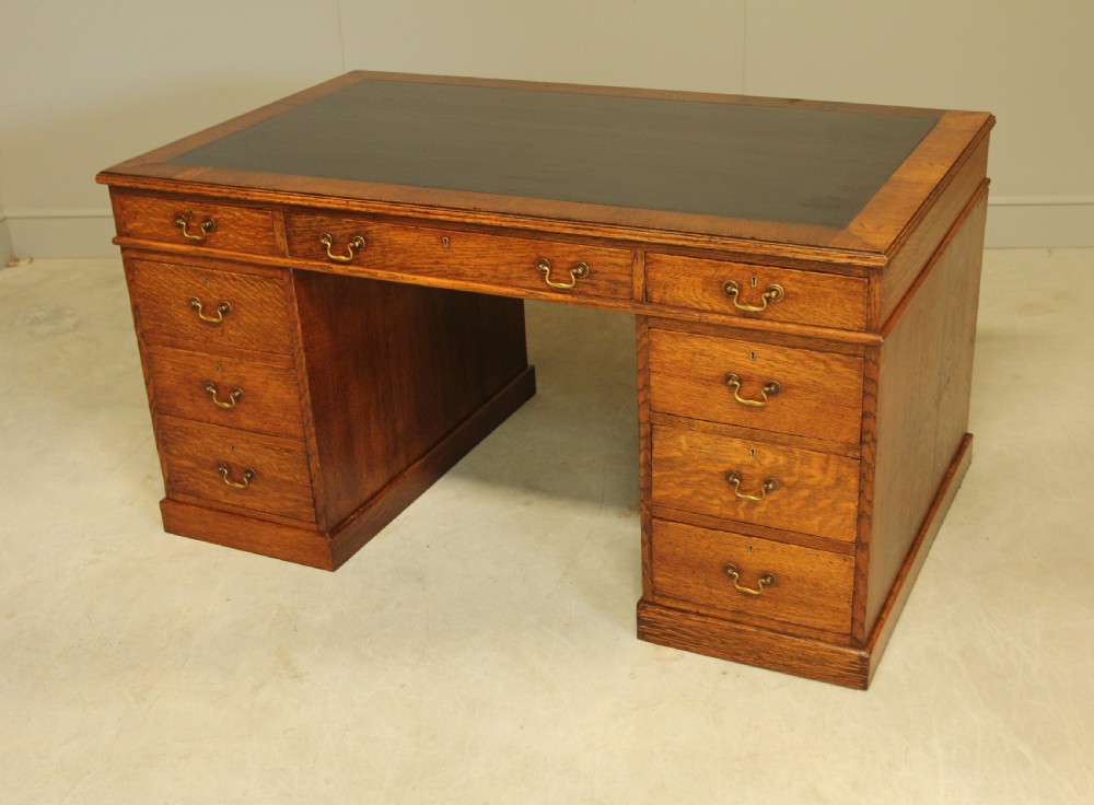 A LARGE EARLY 20TH CENTURY OAK TWIN PEDESTAL DESK  View VIII