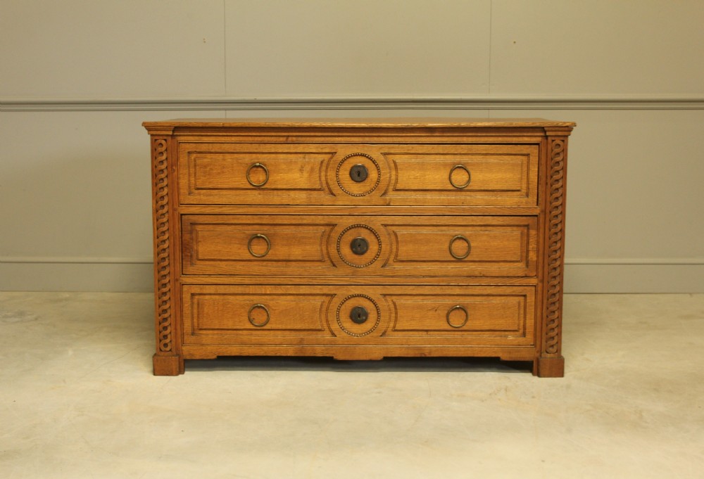 A 19TH CENTURY FRENCH OAK CHEST OF DRAWERS.