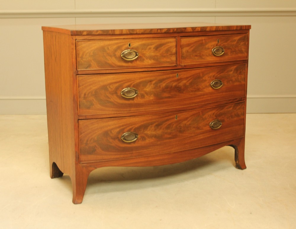 A REGENCY MAHOGANY BOW FRONTED CHEST OF DRAWERS.
