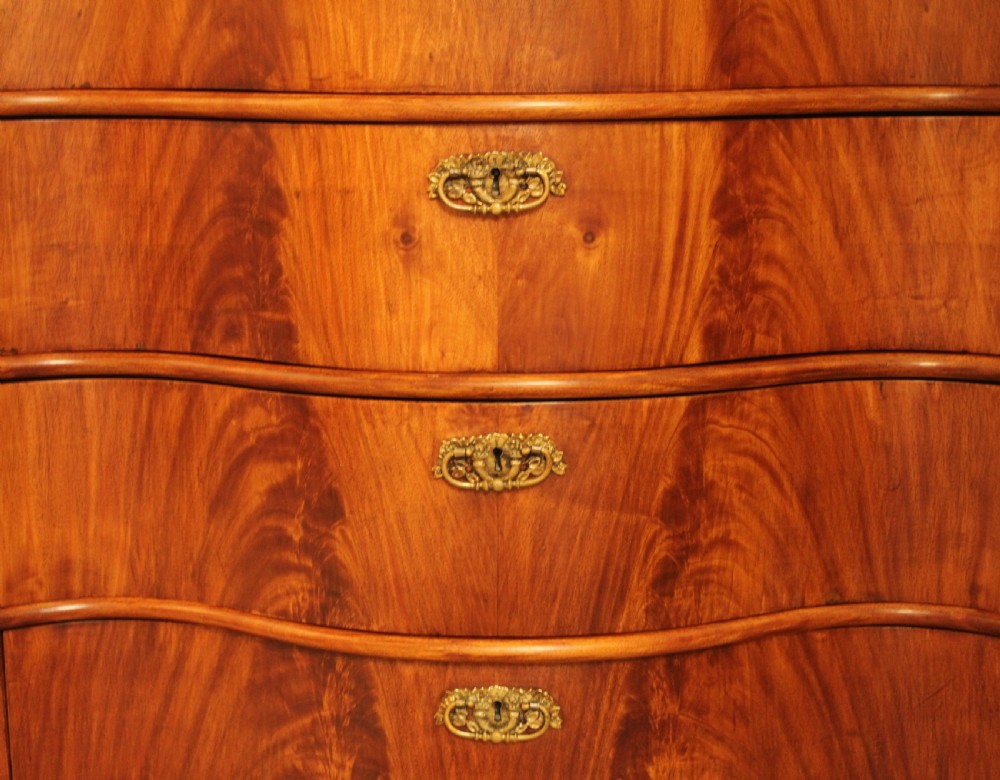 A 19th century Swedish serpentine chest of drawers. View VII