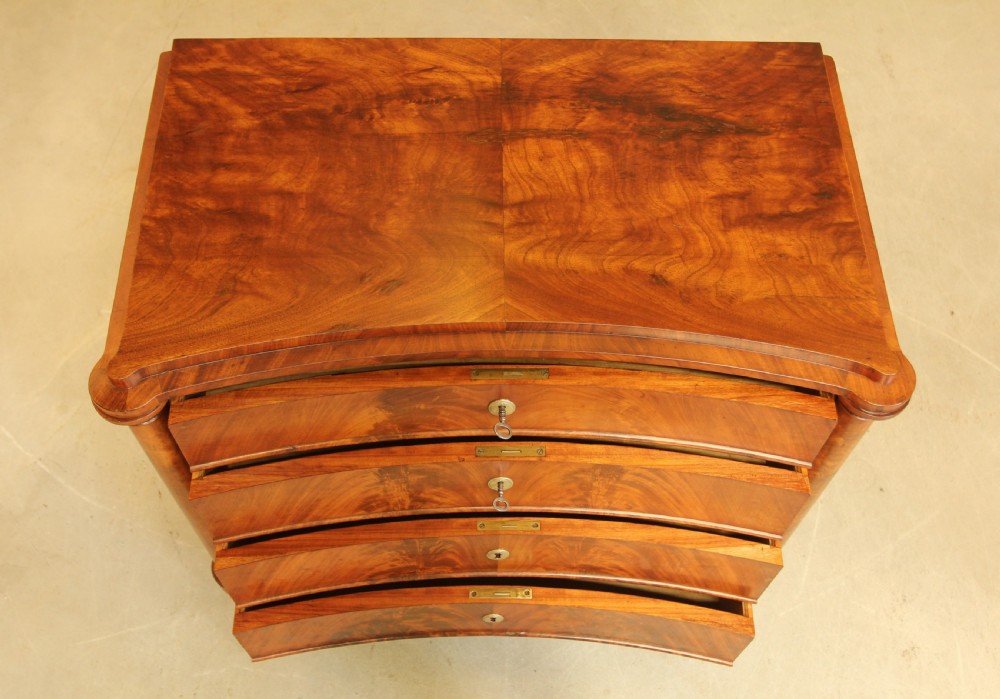Elegant 19th-Century Swedish concave Mahogany Chest of Drawers View IV