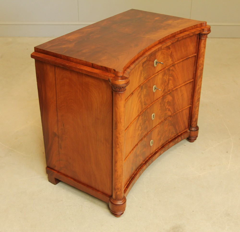 Elegant 19th-Century Swedish concave Mahogany Chest of Drawers View VI