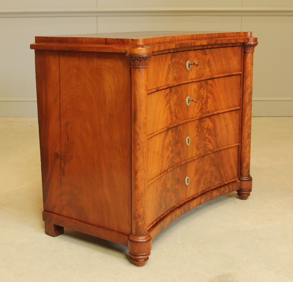Elegant 19th-Century Swedish concave Mahogany Chest of Drawers View VII