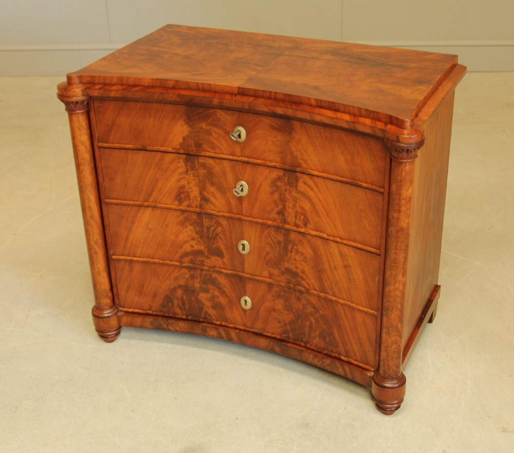 Elegant 19th-Century Swedish concave Mahogany Chest of Drawers View VIII