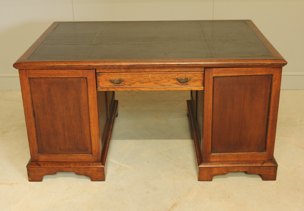Early 20th Century Oak Partners Writing Desk View IX