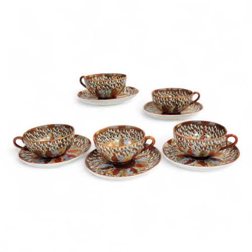 CHINESE EXPORT THOUSAND LOHAN SET OF FIVE CUPS SAUCERS LATE 19TH CENTURY - ADDITIONAL PHOTO 1