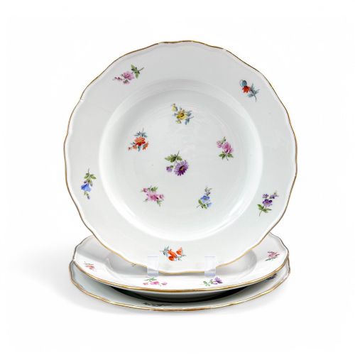 MEISSEN PORCELAIN PLATES WITH STREUBLUMEN DECORATION SET OF THREE 1880S