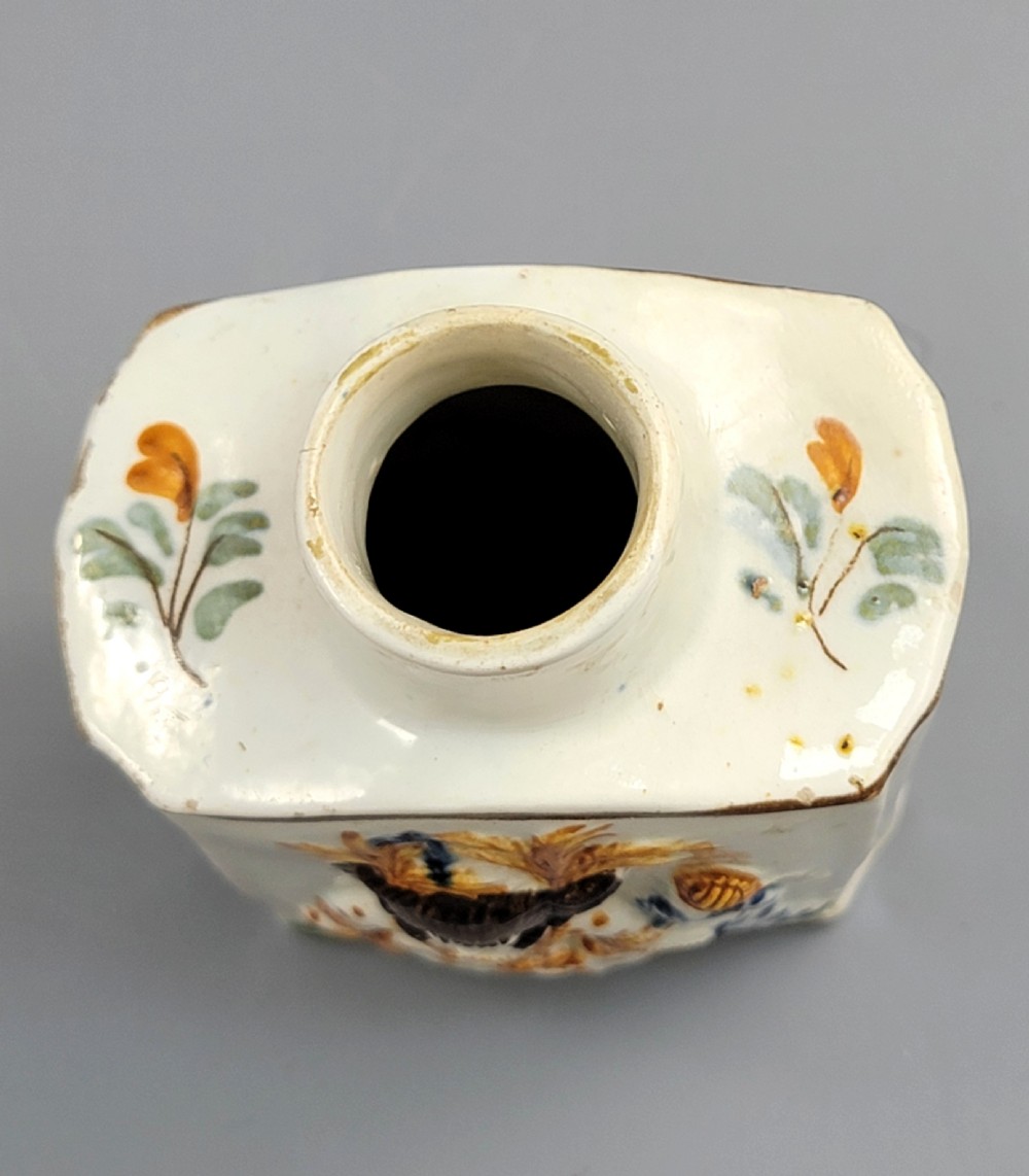 A late 18th-century cream-coloured pearlware tea caddy featuring moulded relief figures painted in ochre and cobalt blue glazes. View IX