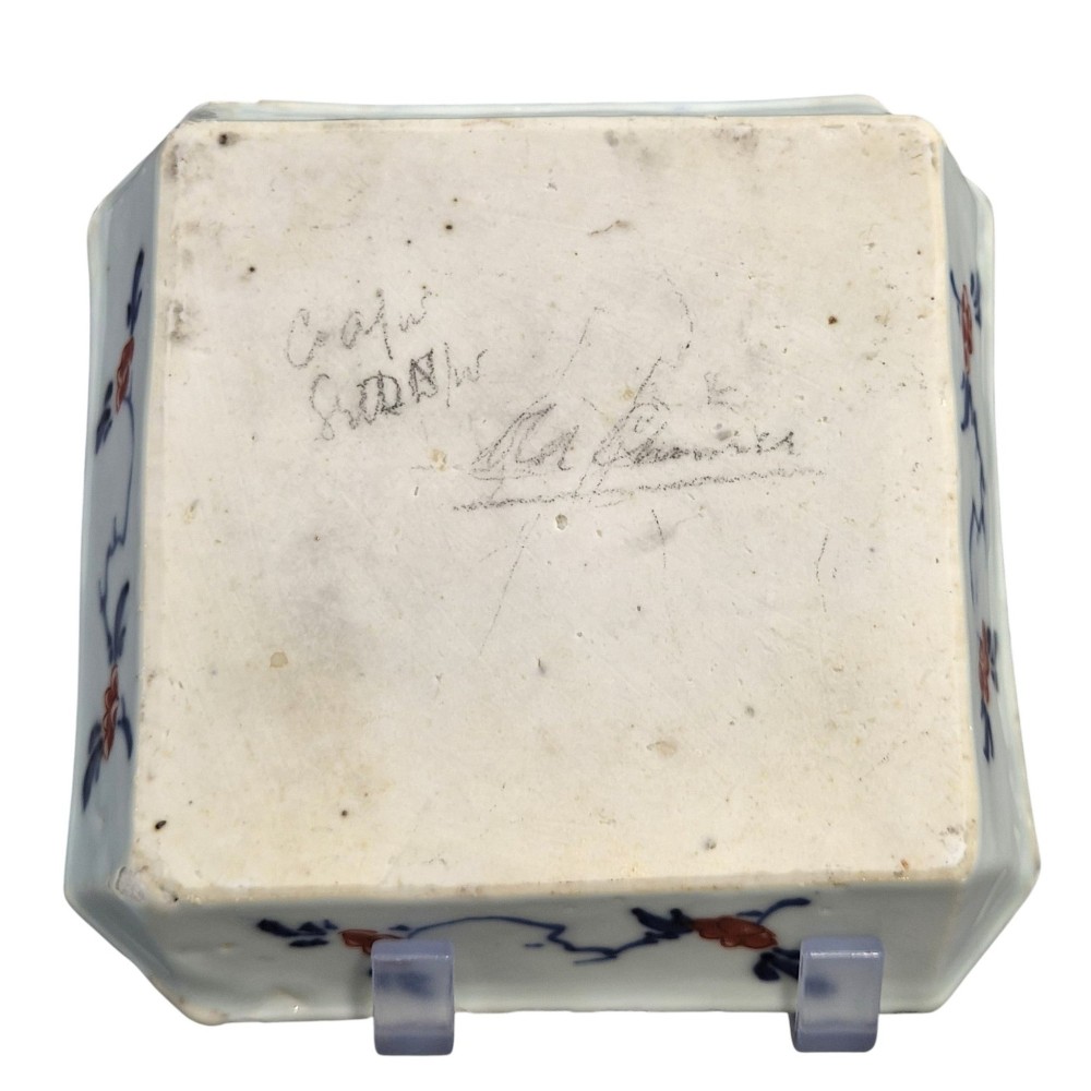 A Chinese Imari porcelain chamfered square bowl decorated with underglaze blue and overglaze red floral motifs from the Kangxi period. View IV