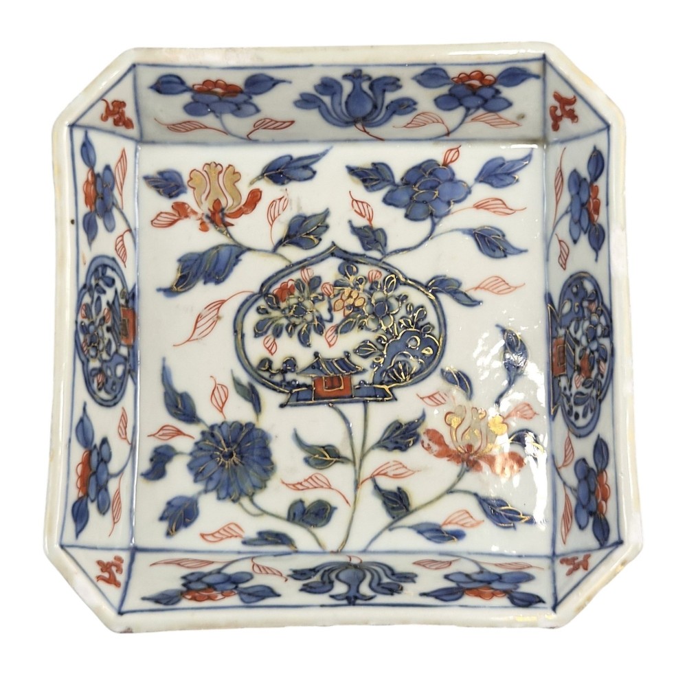A Chinese Imari porcelain chamfered square bowl decorated with underglaze blue and overglaze red floral motifs from the Kangxi period. View VI