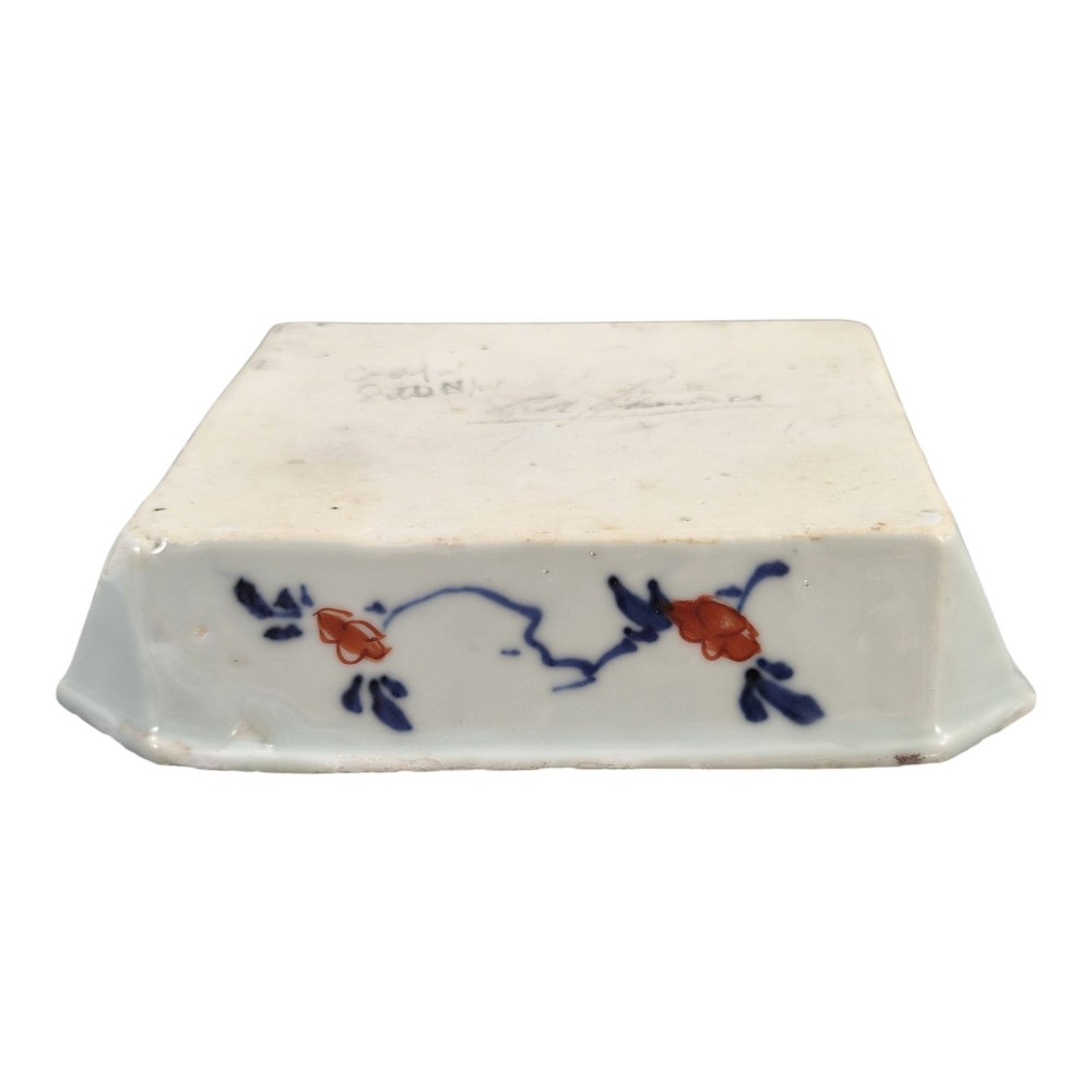 A Chinese Imari porcelain chamfered square bowl decorated with underglaze blue and overglaze red floral motifs from the Kangxi period. View VII