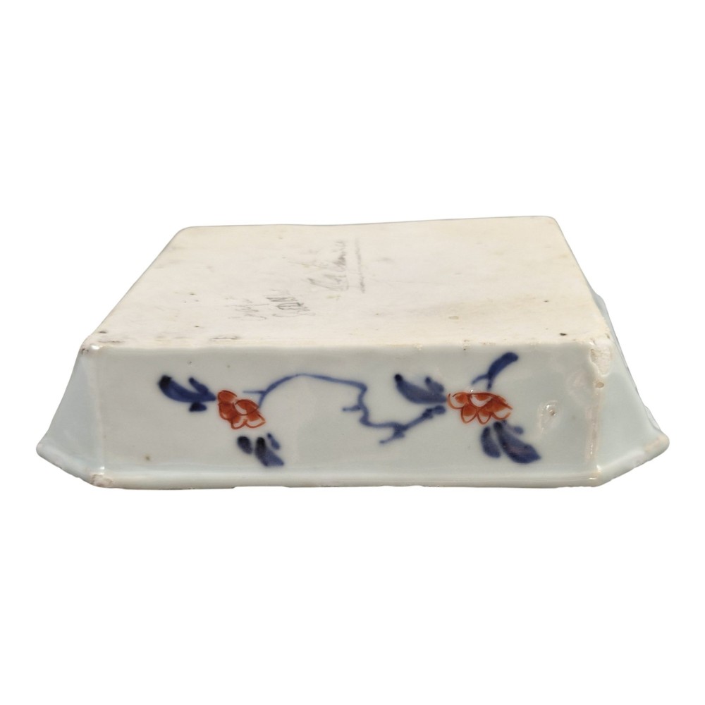 A Chinese Imari porcelain chamfered square bowl decorated with underglaze blue and overglaze red floral motifs from the Kangxi period. View X