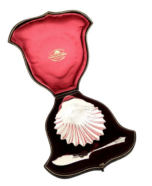 Antique Edwardian Solid Silver Butter Shell & Knife in Presentation Case - Goldsmiths 1902