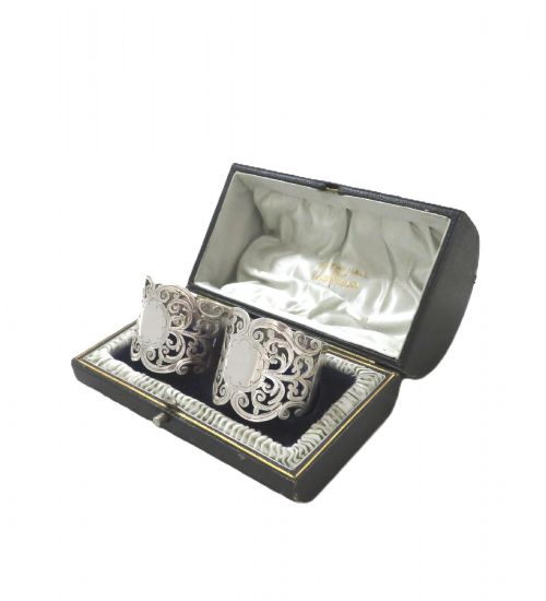 PAIR OF ANTIQUE EDWARDIAN STERLING SILVER PIERCED NAPKIN RINGS IN CASE 1909 - ADDITIONAL PHOTO 3