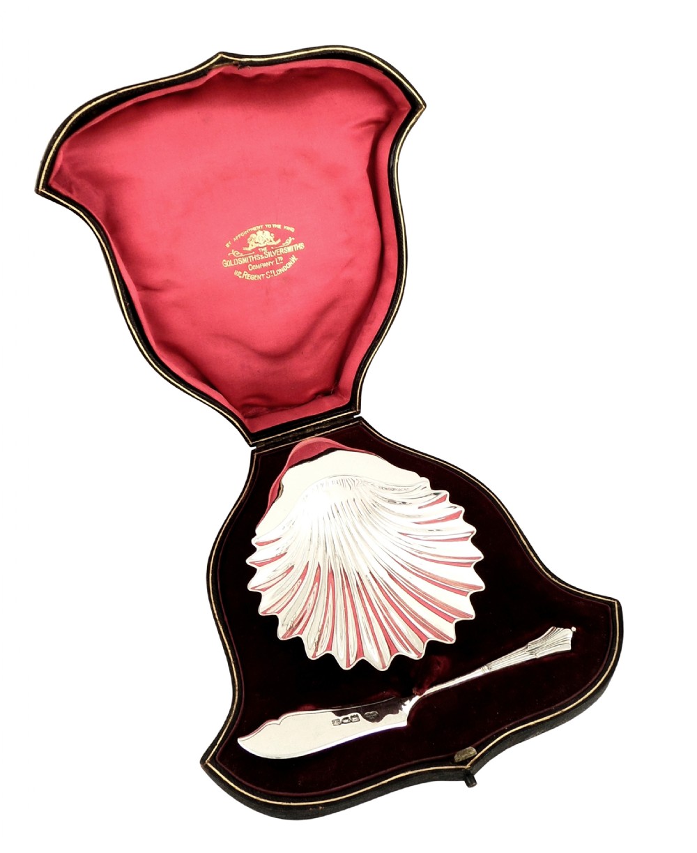 Antique Edwardian Solid Silver Butter Shell & Knife in Presentation Case - Goldsmiths 1902