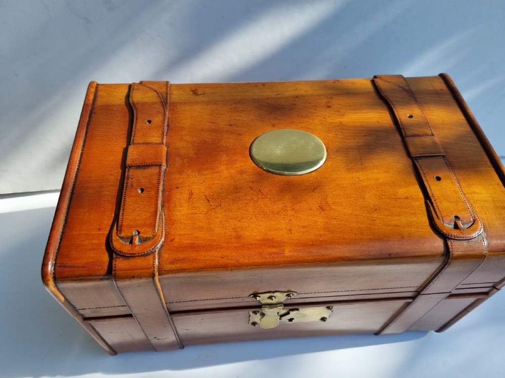 Cedar wood cigar humidor hand-made to look like a leather trunk 26cm View II